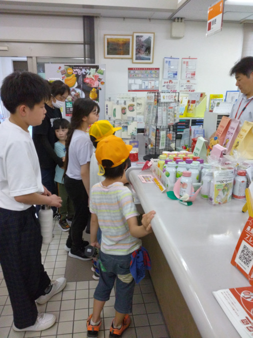 放課後等デイサービス　ドラセナ（保育士の求人）の写真2枚目：地域交流🍃郵便局の見学！
？な質問をする子どもたちに
社会性のお勉強です！