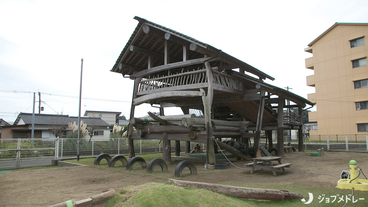 幼保連携型認定こども園にじのね（保育士の求人）の写真27枚目：木製遊具の秘密基地です