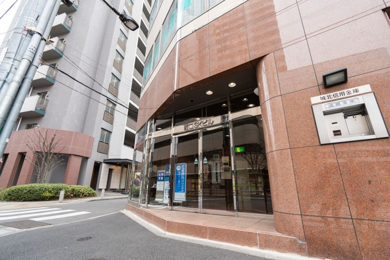 赤羽胃腸肛門クリニック（看護助手の求人）の写真5枚目：当院の入り口です。エレベーターで3階になります。