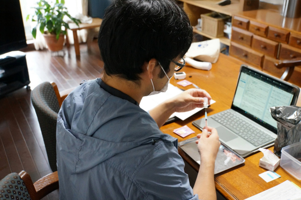 たかせクリニック(看護助手の求人)の写真4枚目:ワクチン接種の準備をするのも診療助手のお仕事です。