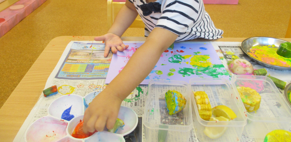 不動さつき保育園（保育士の求人）の写真4枚目：野菜スタンプで製作