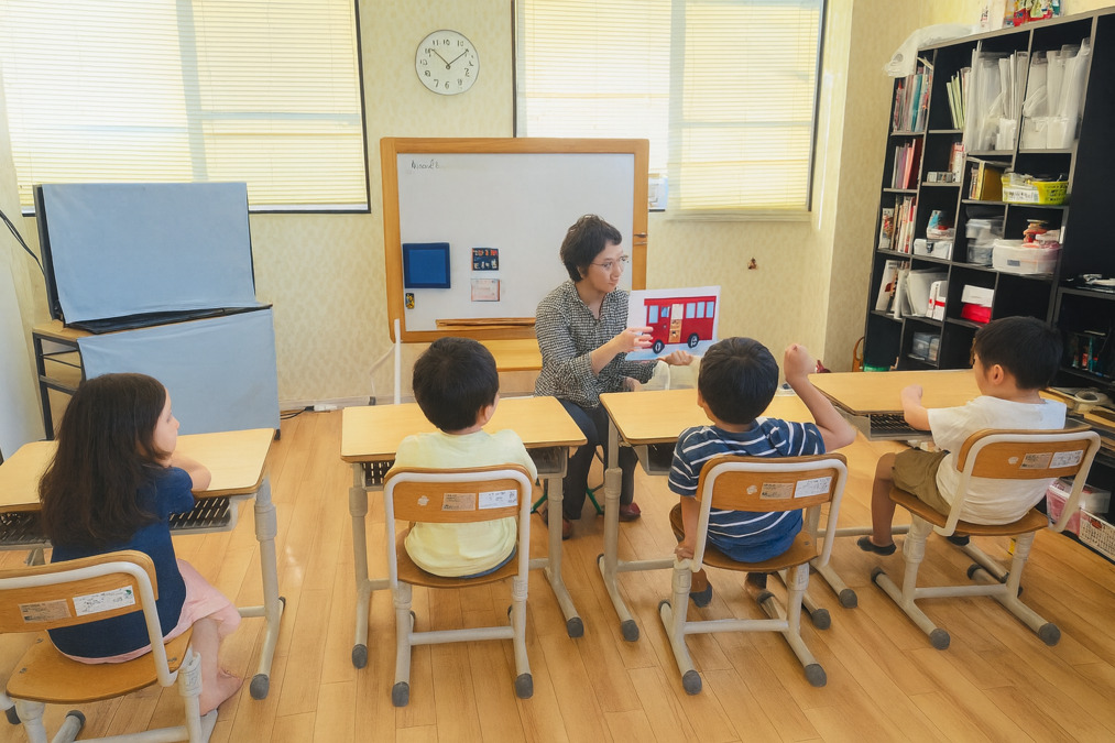 こども発達支援教室てとてと(保育士の求人)の写真2枚目:こどもは3~4人の中で支援を行います。