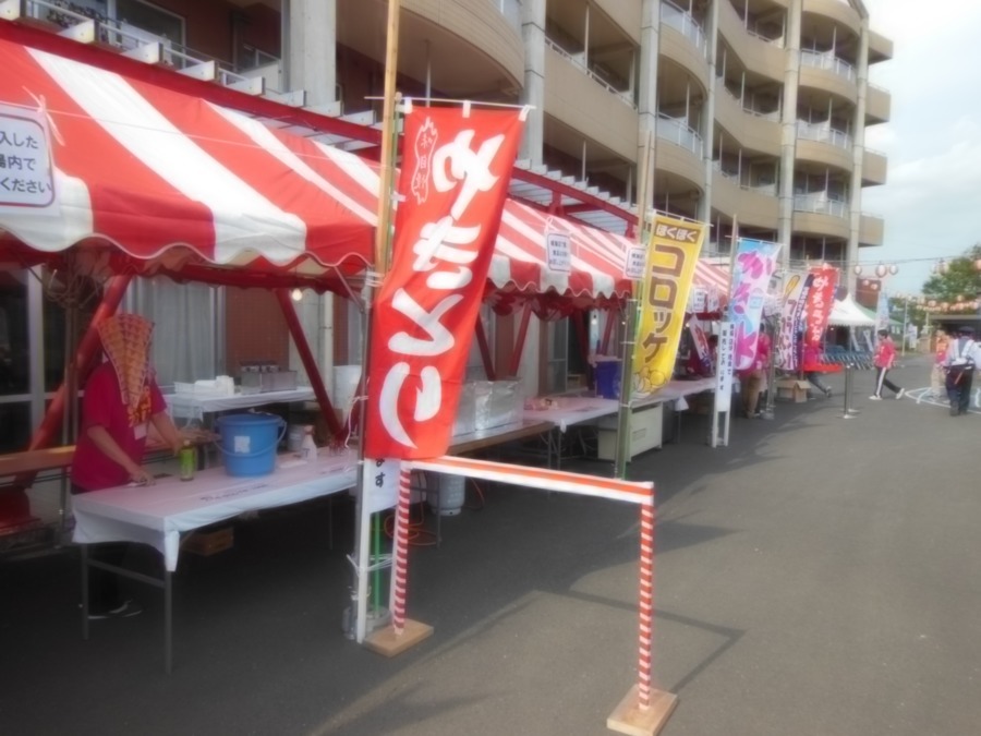 ハートピア水戸の写真1枚目：最大のイベント夏祭りの模擬店の様子