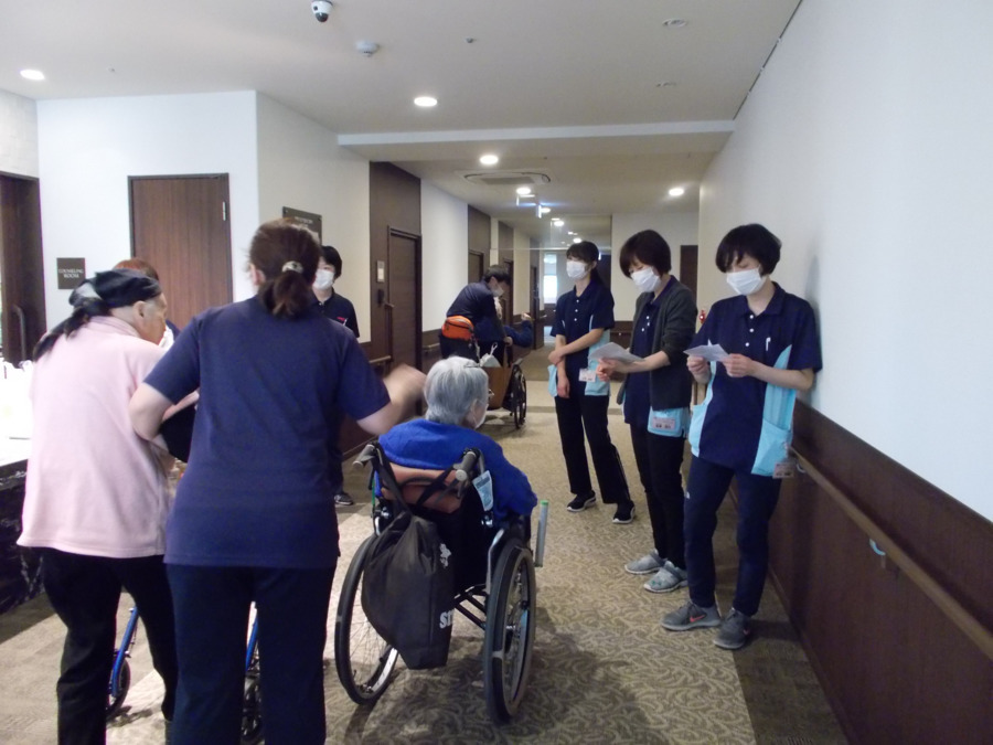 上尾デイサービスセンター　ルーチェの写真4枚目：多くのスタッフが見守っています