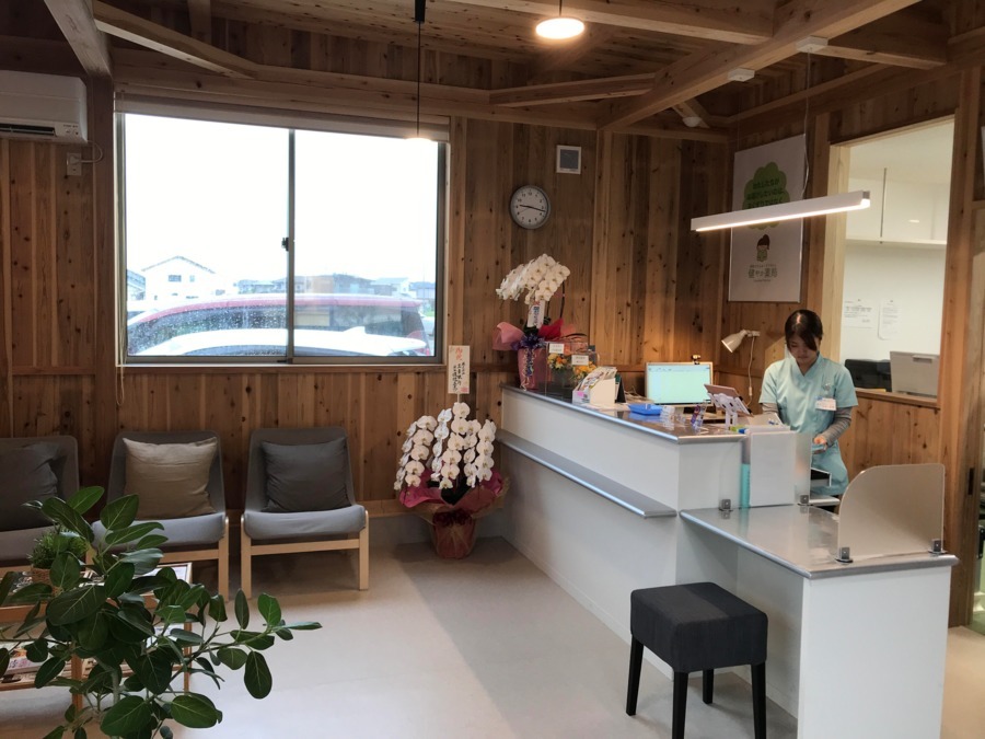 健やか薬局 明和店（薬剤師の求人）の写真4枚目：木の温もりの中、温かなコミュニケーションを行ってます♪