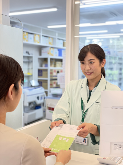 そうごう薬局柳崎店(調剤事務の求人)の写真2枚目:【処方せん受付】
患者さんから処方せんやお薬手帳、保険証をお預かります