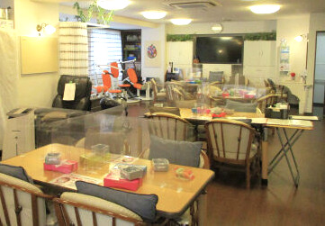 ミモザ千住大橋デイサービスの写真2枚目：食堂兼機能訓練室です。施設内は掃除の行き届いた明るく清潔な空間となっております♪