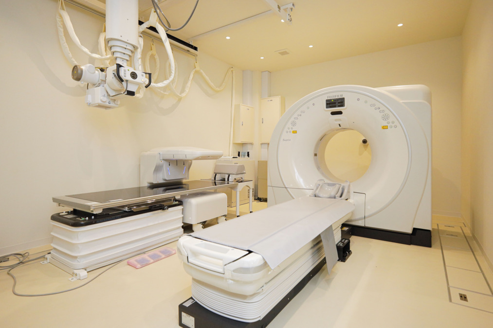 たけしたクリニック【2024年11月オープン】(診療放射線技師の求人)の写真2枚目:CT・レントゲン室です。レントゲンと骨密度はベッドを共有しています