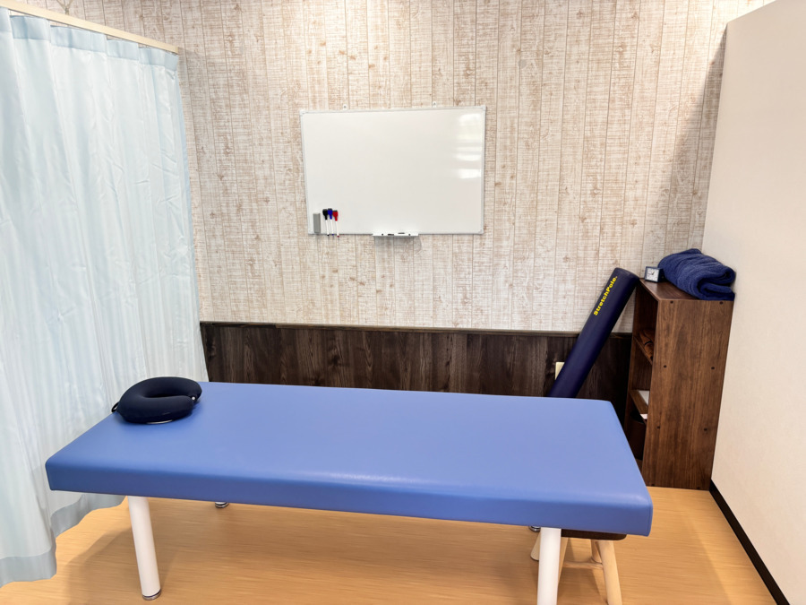 山陽整体院 山口院【2025年08月01日オープン】（理学療法士の求人）の写真16枚目：1人1つの持ちベッドで、自分専用の施術スペースを確保しています。