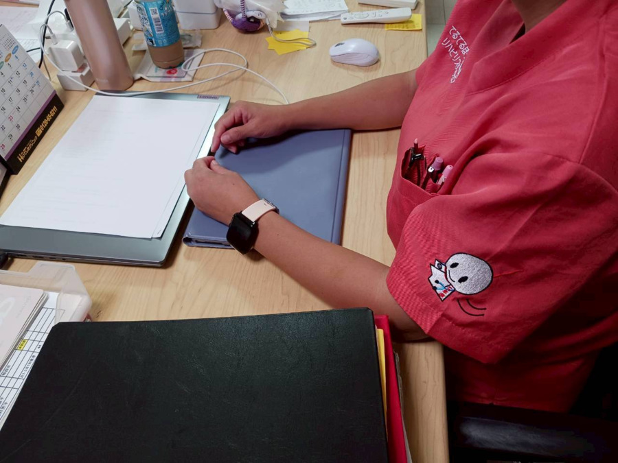 てるてるぼうず訪問看護リハビリステーション(看護師/准看護師の求人)の写真2枚目:看護師はこちら。てるてるぼうずが袖で揺れます。