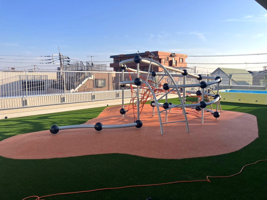 すくすく大洲保育園【2025年04月01日オープン】(保育士の求人)の写真5枚目:屋上にはプールと遊具があります*