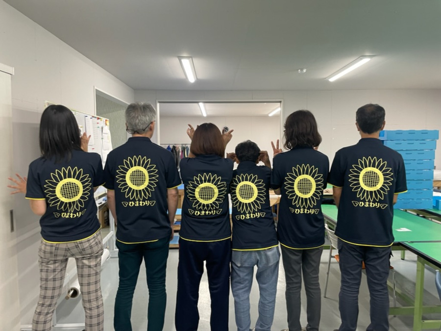 就労継続支援A型事業所 ひまわり福祉事業所（生活支援員の求人）の写真3枚目：制服