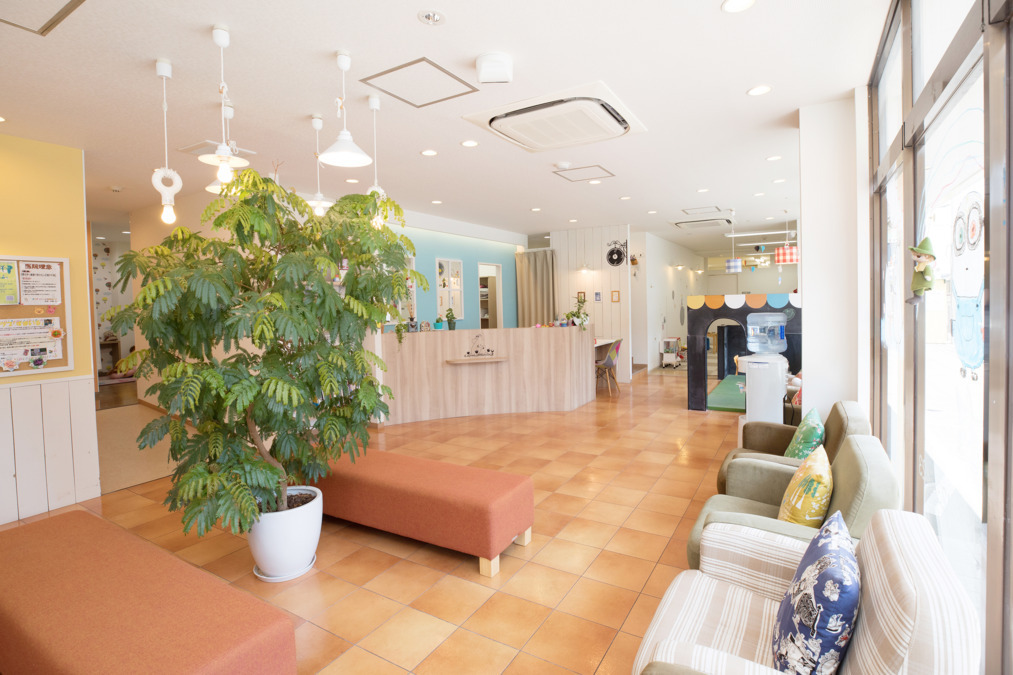 医療法人丈栄会 わたしの歯医者さん（歯科衛生士の求人）の写真4枚目：日当たりの良い待合スペースです！