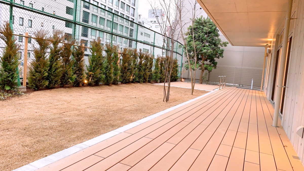 ＥＤＯ日本橋保育園の写真3枚目：園庭にはたくさんの植物があり、都心の中心でも四季を感じることができます＊