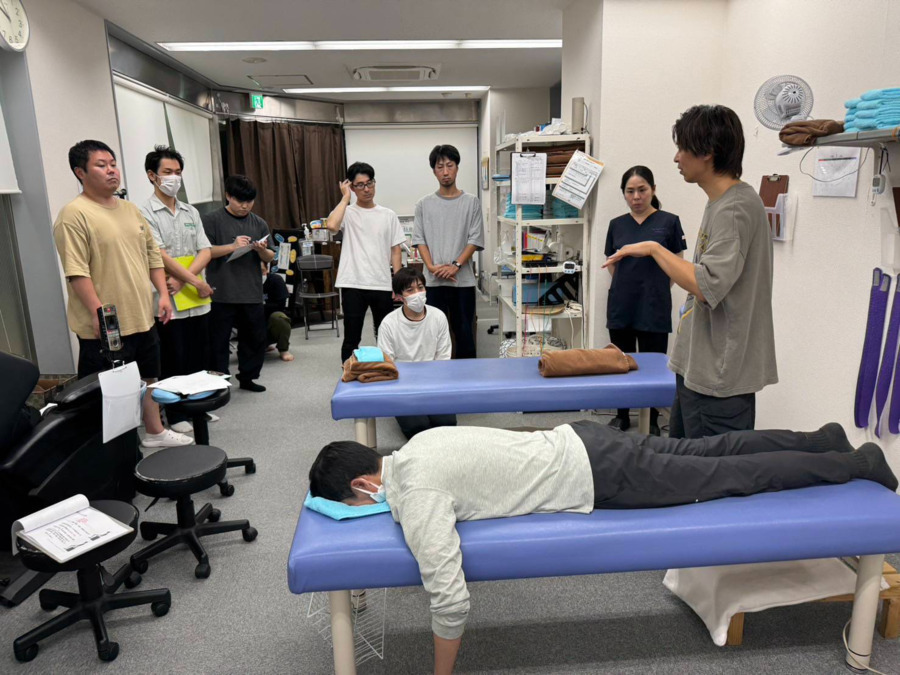 スマイル整骨院 左近山（柔道整復師の求人）の写真6枚目：勉強会風景～猫背の評価と治療～
