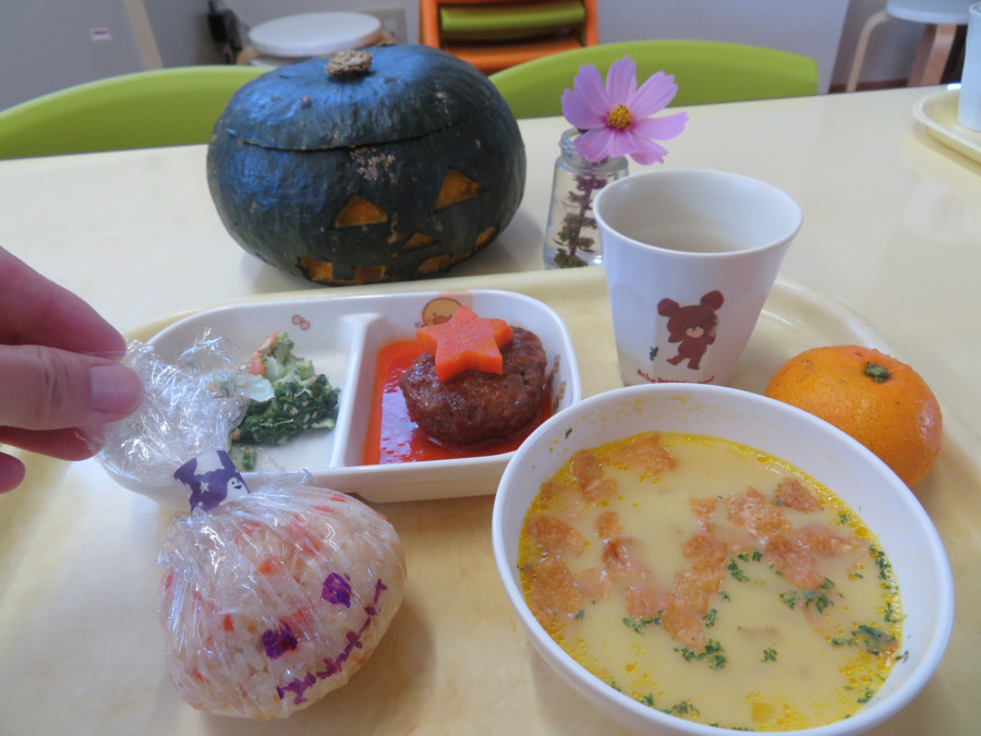 みかんこども園(管理栄養士/栄養士の求人)の写真3枚目:ハロウィンの行事食です。