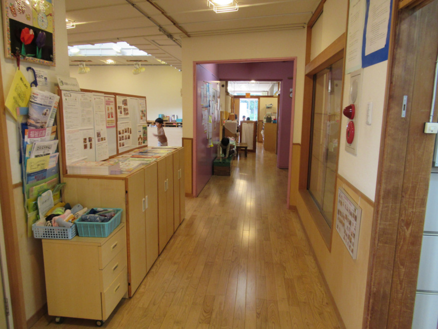 厚生館保育園（保育士の求人）の写真6枚目：1階玄関から廊下