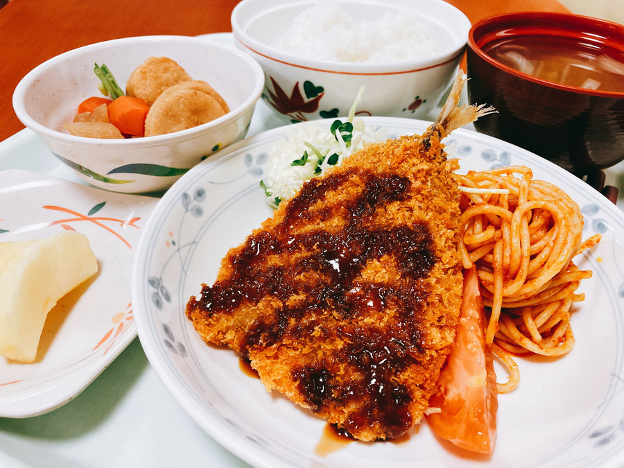 クラシックレジデンス江戸川台の写真34枚目：食事が自慢の施設です！！サクサクふわふわのアジフライ定食