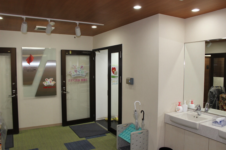 キッズフロンティアⅤ番館「幼児クラス」&「放課後クラス」の写真15枚目:キッズフロンティアⅡ番館幼児クラスの室内入口