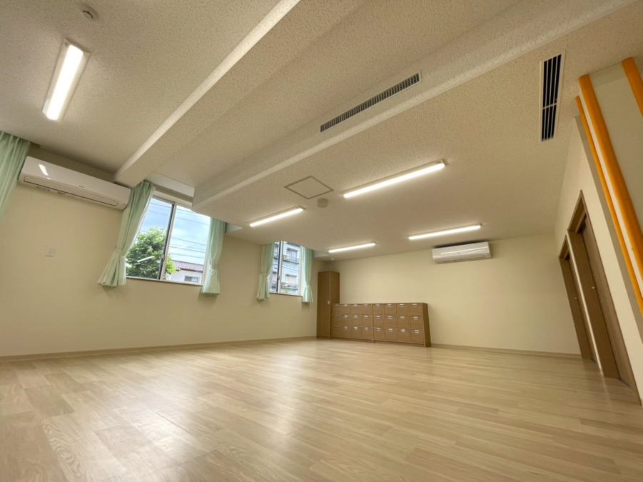 大洲保育園（社会福祉法人すくすくどろんこの会）【2025年04月01日オープン】（保育士の求人）の写真3枚目：あたたかいお部屋です＊