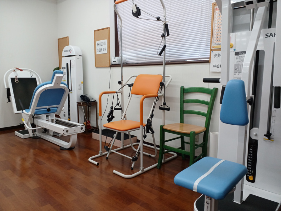 介護のさくらデイサービス（介護職/ヘルパーの求人）の写真2枚目：1Fリハビリ器具

