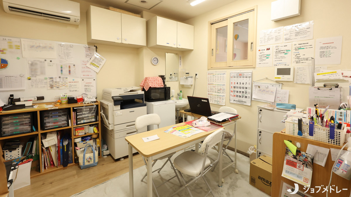 S.T.ナーサリーSCHOOL藤野園(保育士の求人)の写真13枚目:事務作業などを行う一室です