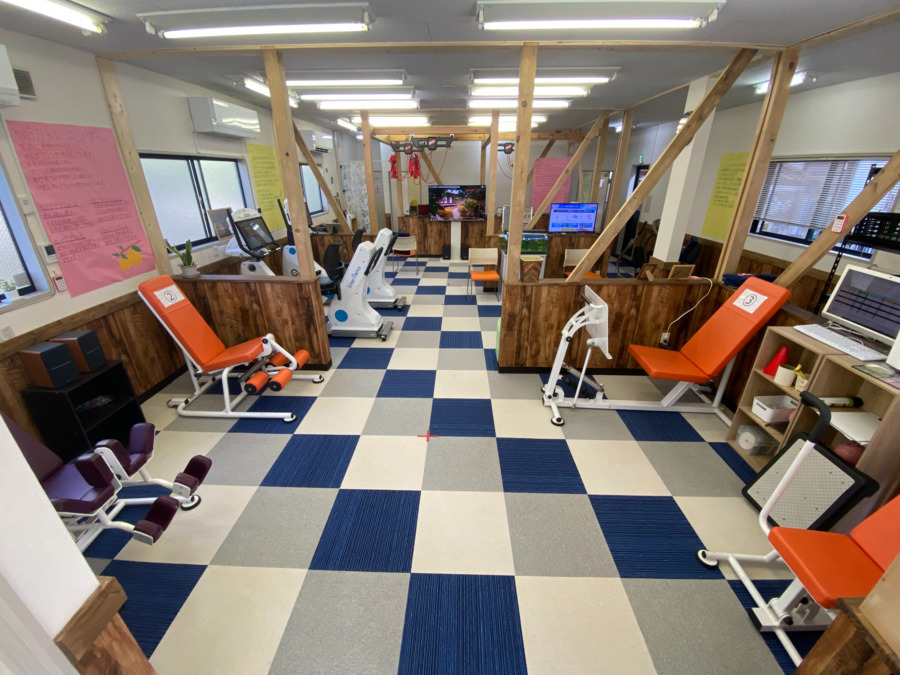 市川リハビリデイセンターゆずの樹　稲越店（あん摩マッサージ指圧師の求人）の写真7枚目：充実した運動を行えるよう、広い機能訓練スペースを確保しています。