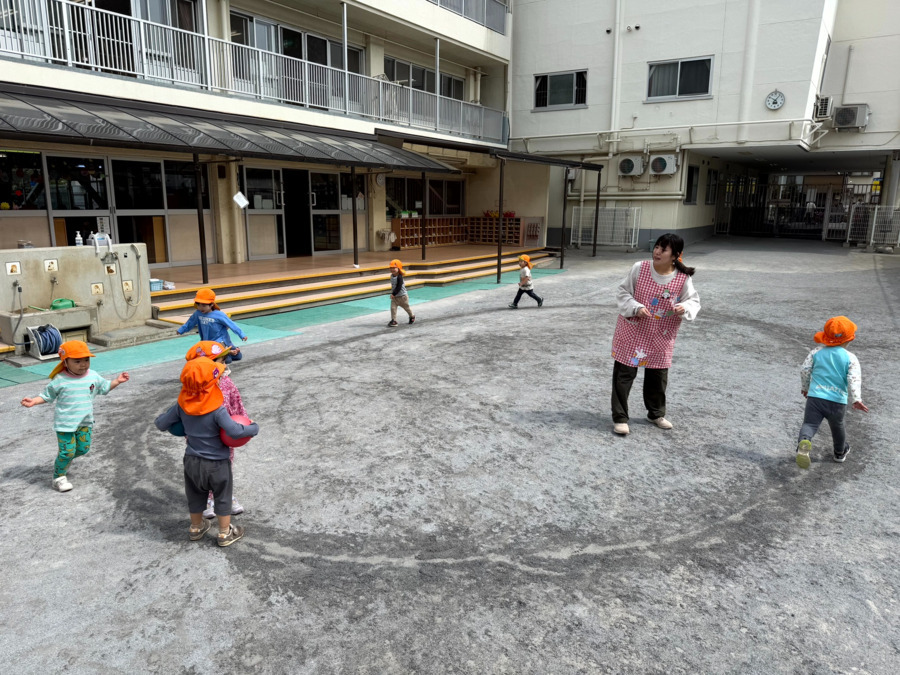 幼保連携型認定こども園 　興望館こども園（保育士の求人）の写真4枚目：園庭：広い空間で大人も子どもものびのび過ごせます