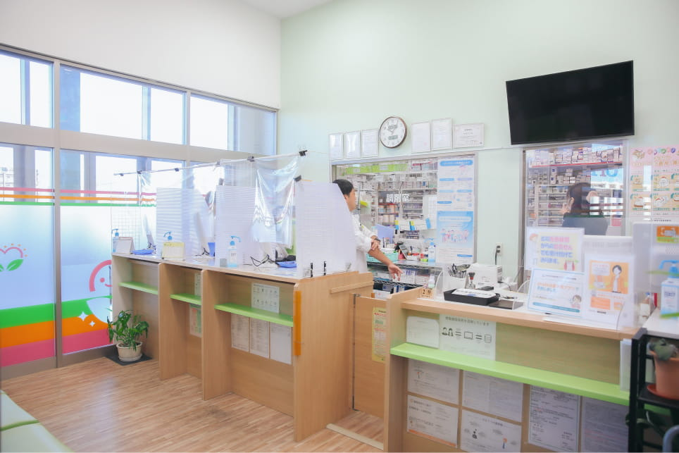 めぐみ薬局 アリオ橋本店（薬剤師の求人）の写真2枚目：めぐみ薬局 アリオ橋本店の内観
