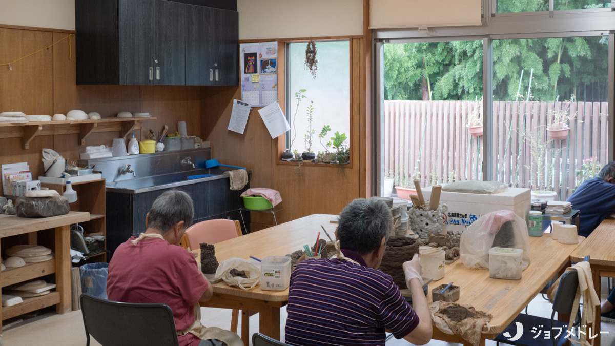 障害者支援施設ひばり（生活支援員の求人）の写真4枚目：陶芸活動に取り組んでいる様子です＊