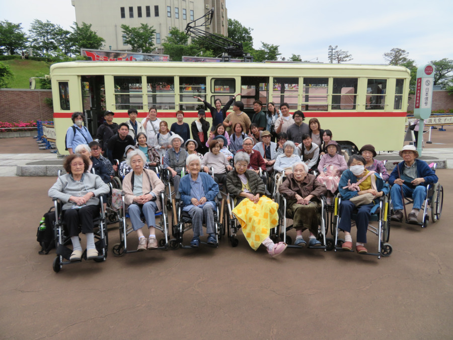 特別養護老人ホーム菅田心愛の里の写真2枚目:毎年1回、貸切バスツアーを実施。レクリエーションも年間200本以上。楽しんでます