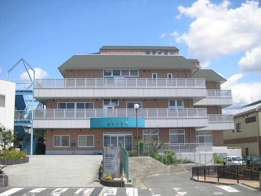 社会福祉法人水平会　本部（一般事務/管理部門の求人）の写真3枚目：介護老人保健施設（老健）の外観です
