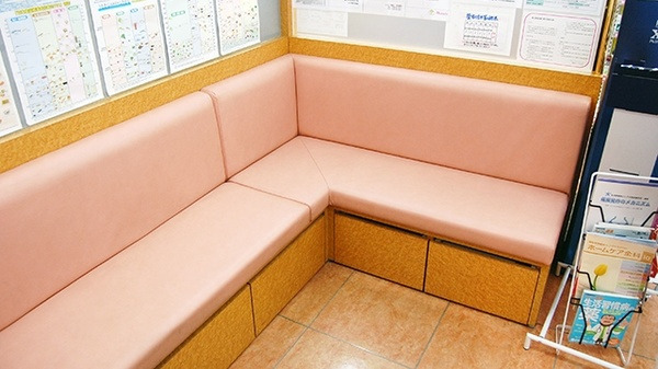 ニシイチ薬局 甲東園店（薬剤師の求人）の写真3枚目：ニシイチ薬局甲東園店　待ち合い