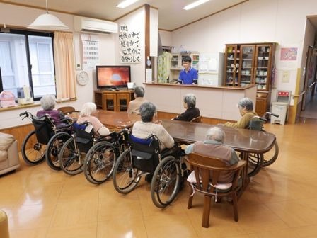 グループホーム　ディーフェスタ東与賀（介護職/ヘルパーの求人）の写真3枚目：1ユニット9名の入居者様といっしょにくつろぎの時間です