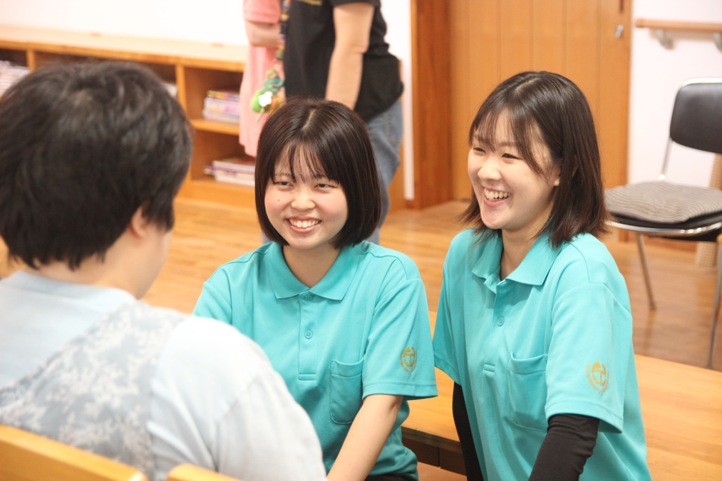 白糸農園（生活支援員の求人）の写真3枚目：利用者さまと向き合うと笑顔になります