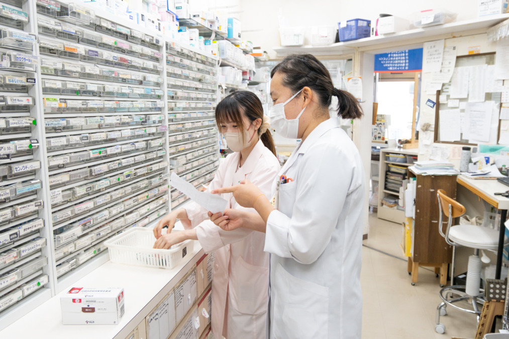 コーモト薬局駅前店（薬剤師の求人）の写真2枚目：調剤室の風景
