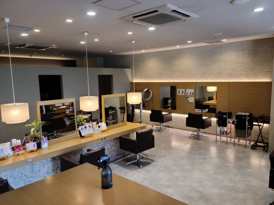 hair&spa Lene（美容師の求人）の写真5枚目：セット面は10席