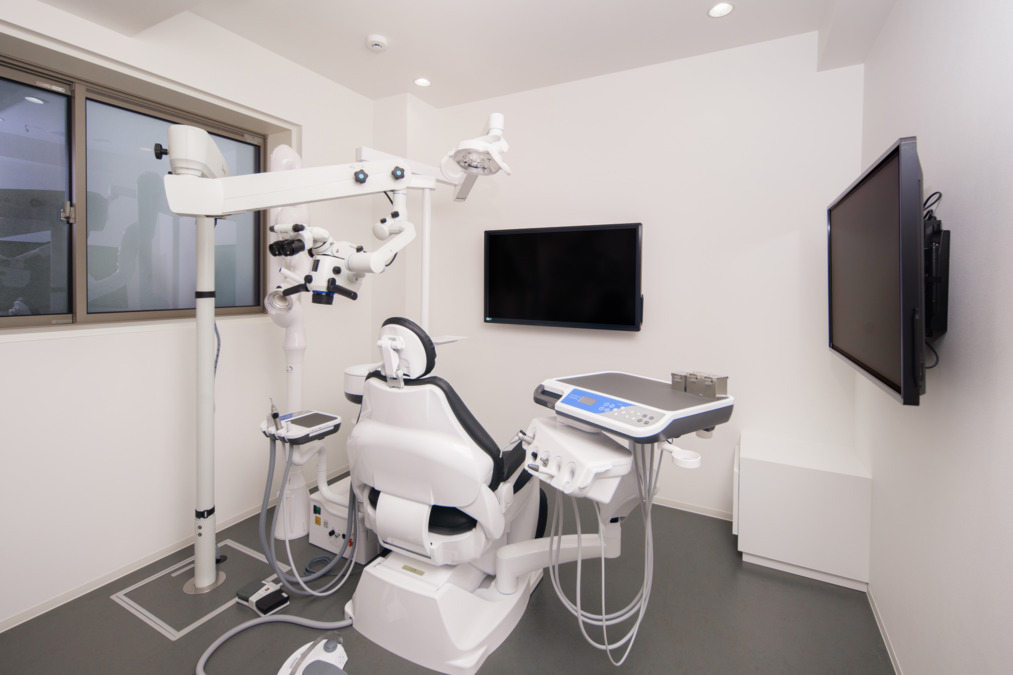 Natural Dental Office【2025年01月11日オープン】(歯科衛生士の求人)の写真3枚目:ユニットは2台。患者さんにしっかりと説明できるよう、モニター2台設置しました。