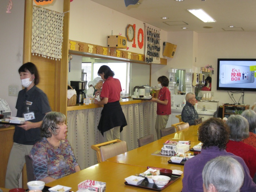 社会福祉法人札幌蒼生会栄町デイサービスセンターの写真4枚目：昼食を一人ひとり愛情込めて届けます