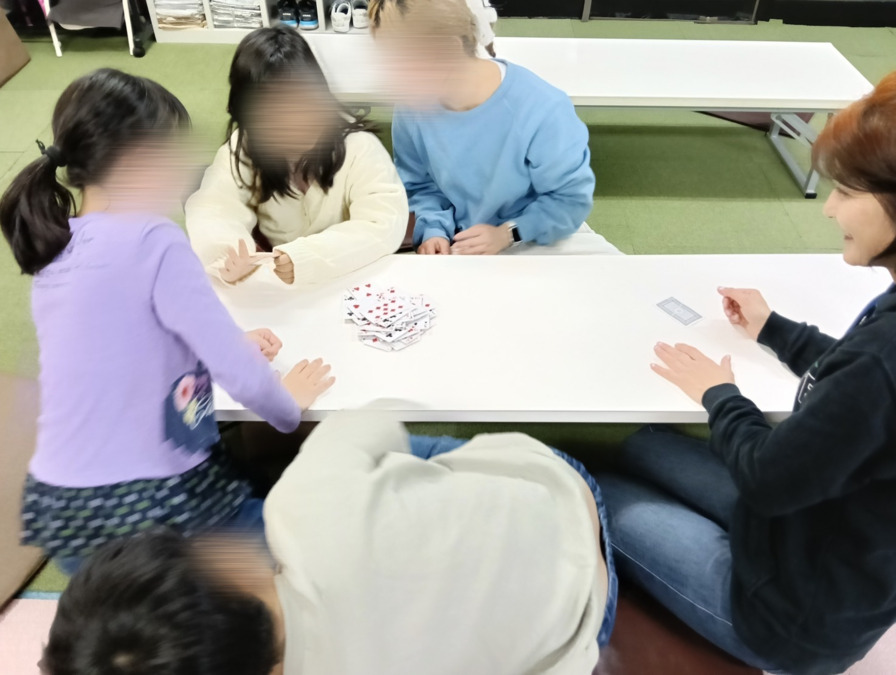 ふれあいみらいキッズ【2025年11月01日オープン】(公認心理師/臨床心理士の求人)の写真4枚目:ボランティアスタッフも一緒になり、子どもたちを支えています。