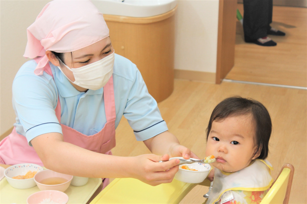 ニチイキッズひらま保育園の写真3枚目：3大アレルギーを使わない「おもいっきり給食」でみんなで楽しい食事の時間♪