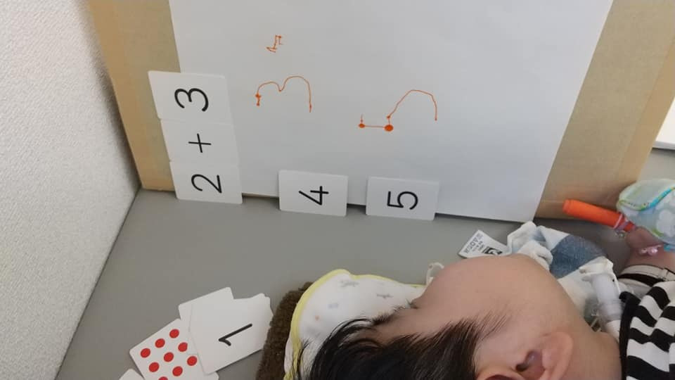 そらとわすくーるの写真15枚目：活動はマンツーマンの個別対応。個々に必要な課題にじっくりととりくんでいます