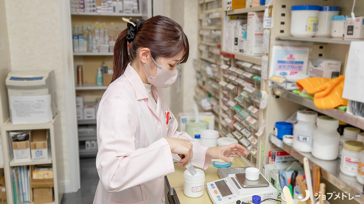 薬局フェミネックス（薬剤師の求人）の写真7枚目：丁寧に調剤を行っています