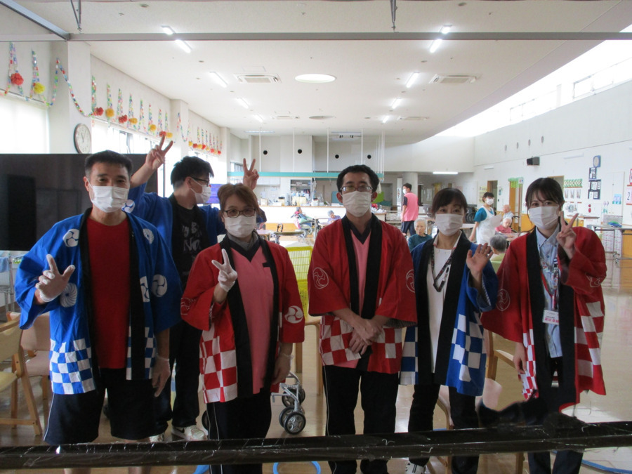 老人保健施設FOMA・なごみ（作業療法士の求人）の写真2枚目：流しそうめんイベントの様子です。室内の各部署にて行います。