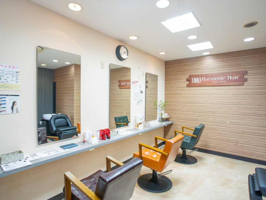 アルモニーヘア（美容師の求人）の写真4枚目：男女別ブース完備で、施術に集中しやすい環境です。（レディースブース）