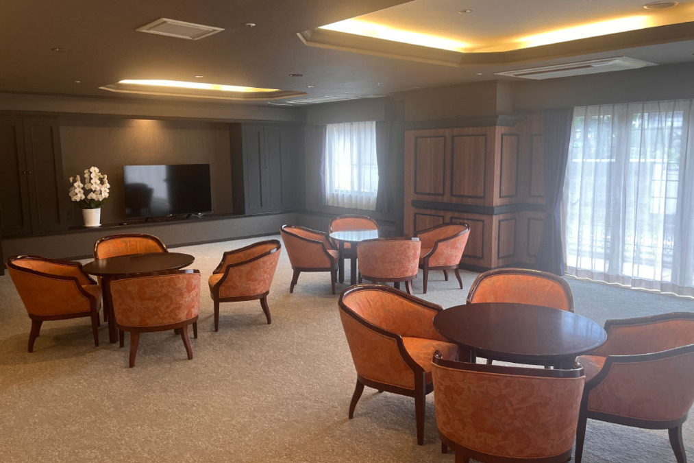 フロンティアの介護 介護付有料老人ホームハイリタイヤー松葉公園(清掃/環境整備の求人)の写真5枚目:1F:清掃が行き届いたラウンジ