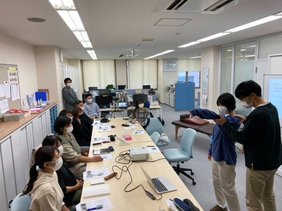 ひまわり治療院　都筑の写真5枚目：毎月1回医師や専門職の方を招いた勉強会を実施しています。（自由参加）