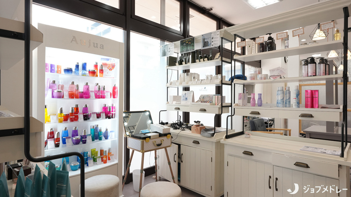 Atelier Morris Hair 小手指店（美容師の求人）の写真12枚目：サロン専売品コーナーをご用意しています