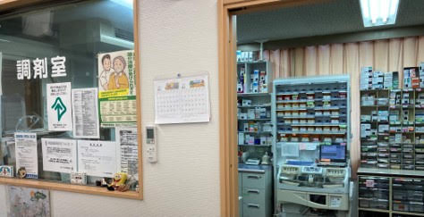 こうや総合調剤薬局（薬剤師の求人）の写真2枚目：地域密着型の薬局です。地域の皆様の健康増進のため、日々業務に励んでいます。