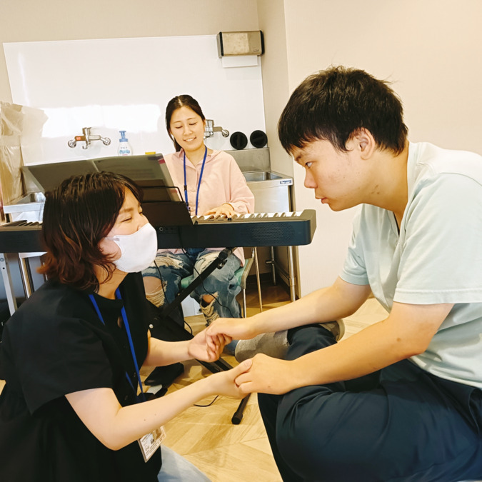 ワークセンター福咲く(生活支援員の求人)の写真9枚目:週一回の音楽療法プログラム